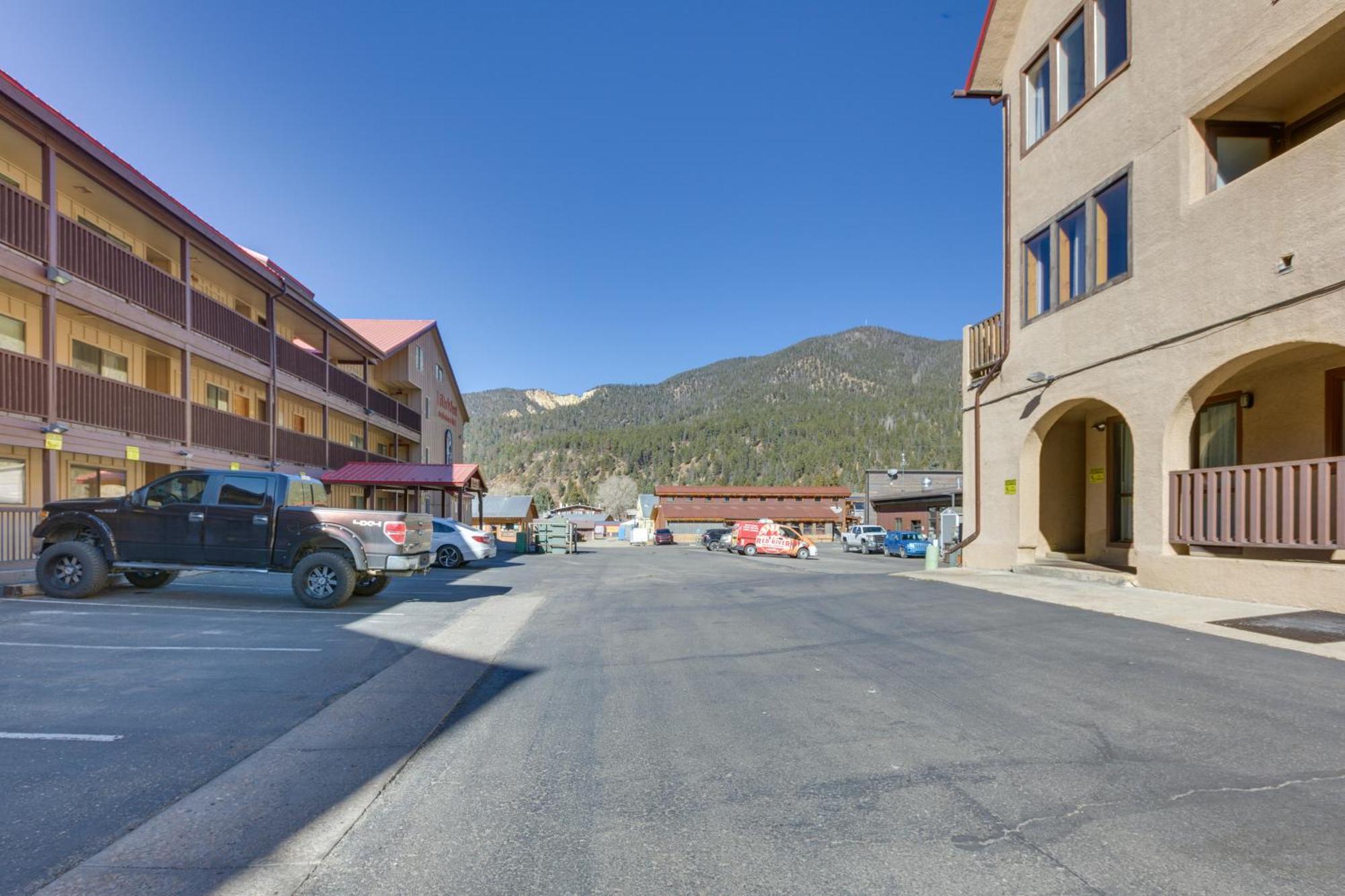 Ski-In Red River Retreat Balcony, Mountain Views! Exterior photo