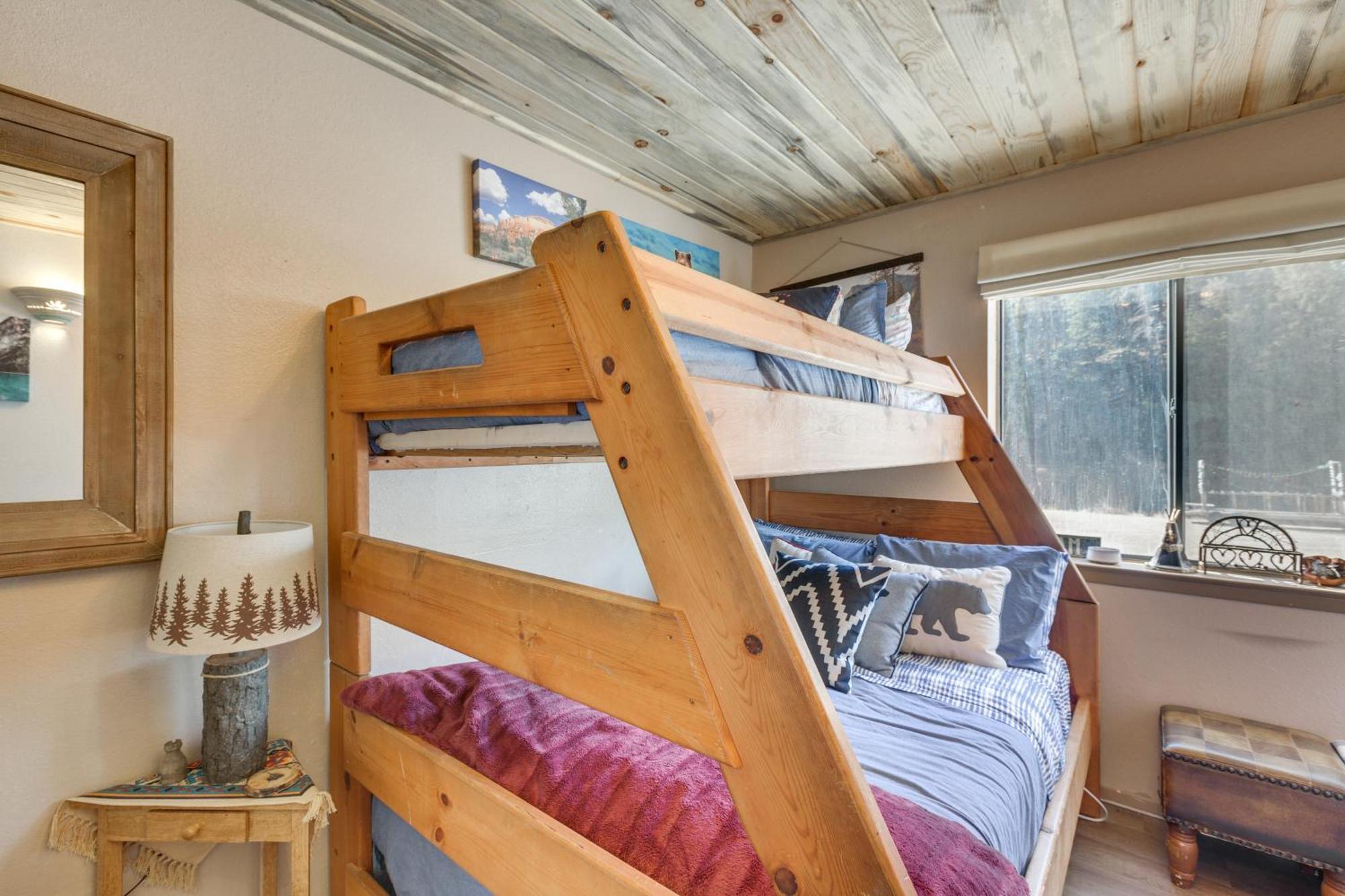 Ski-In Red River Retreat Balcony, Mountain Views! Exterior photo