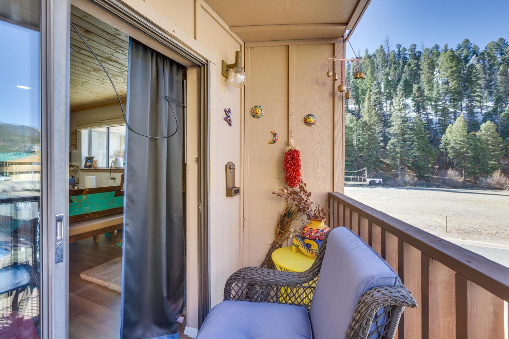 Ski-In Red River Retreat Balcony, Mountain Views! Exterior photo