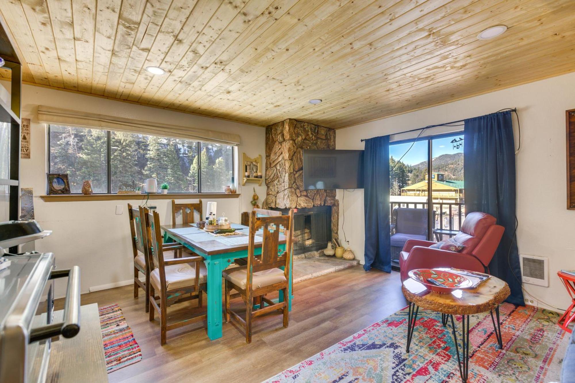 Ski-In Red River Retreat Balcony, Mountain Views! Exterior photo