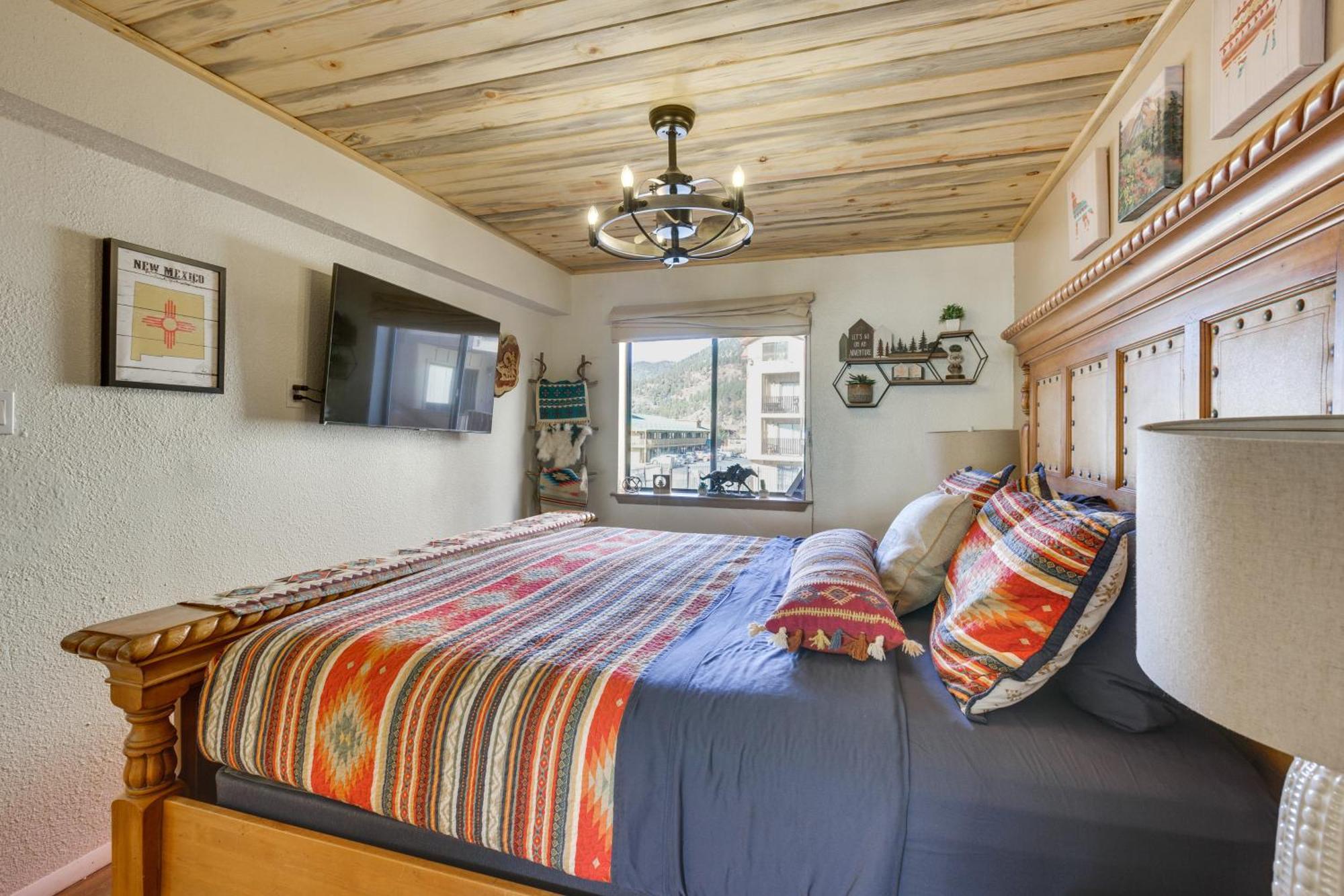 Ski-In Red River Retreat Balcony, Mountain Views! Exterior photo